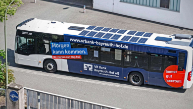 ônibus equipado com painés solares